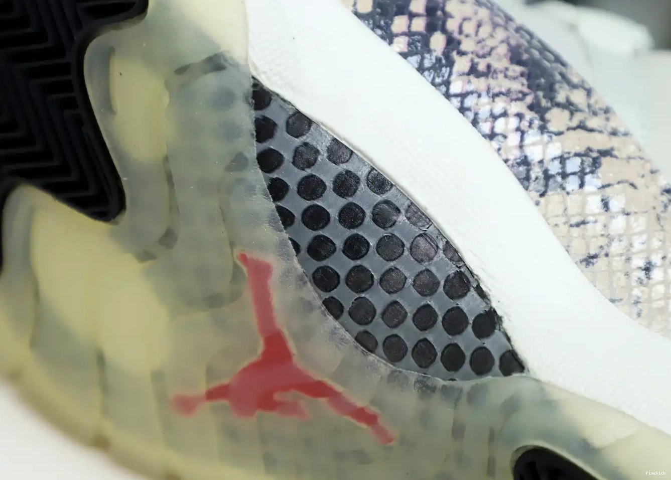 JORDAN 11 BONE AIR SNAKESKIN LIGHT LOW 0511